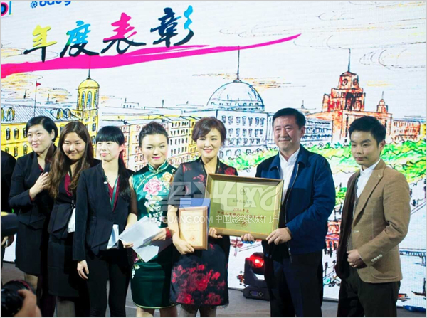 中国人像摄影学会主席闫太昌为获奖企业颁发证书和铭牌