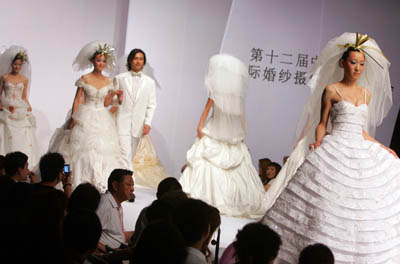 最新影楼资讯新闻-中国婚纱礼服市场分析：新人数量减少 婚纱投资增加
