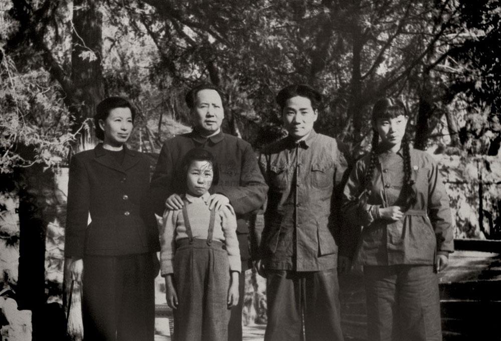 徐肖冰摄影作品：1949年毛泽东主席与家人在香山