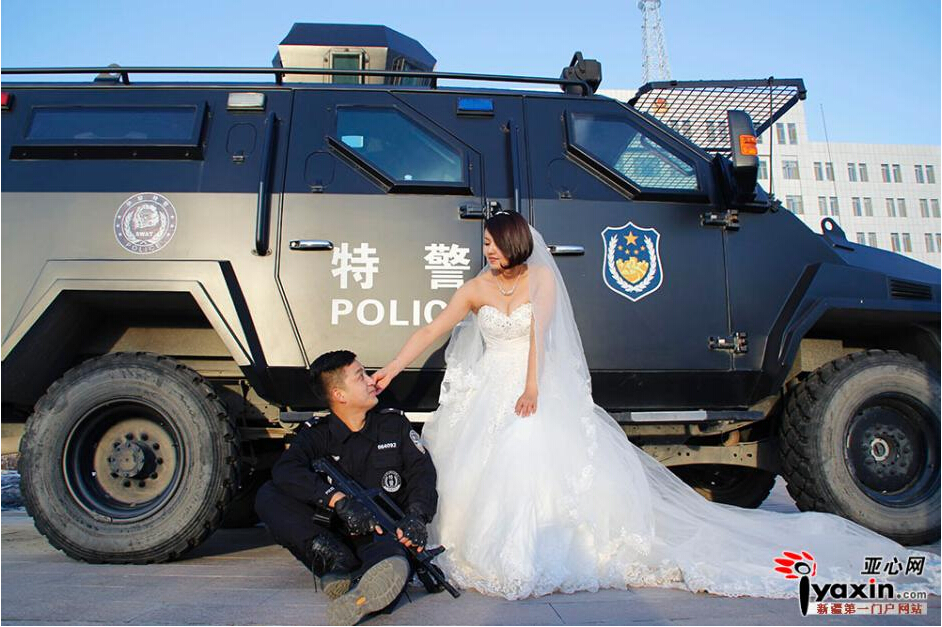 最新影楼资讯新闻-新疆伊宁一对警察情侣装甲车前拍婚纱照