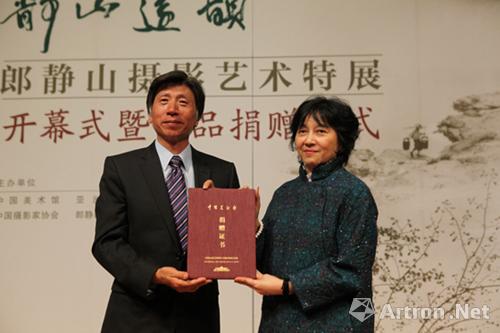 中国美术馆前任馆长范迪安向郎静山先生家属郎毓文女士颁发捐赠正式