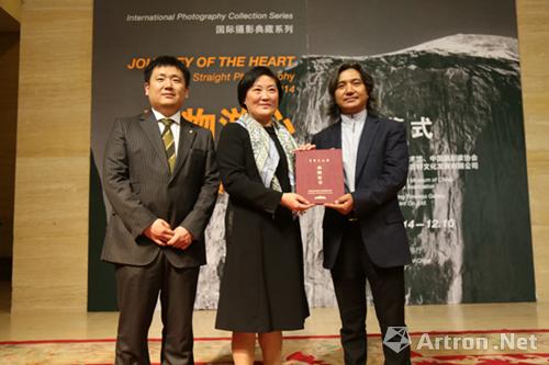 “乘物游心”开幕式，中国美术馆馆长吴为山馆为捐赠者马丽军女士（中）颁发捐赠证书