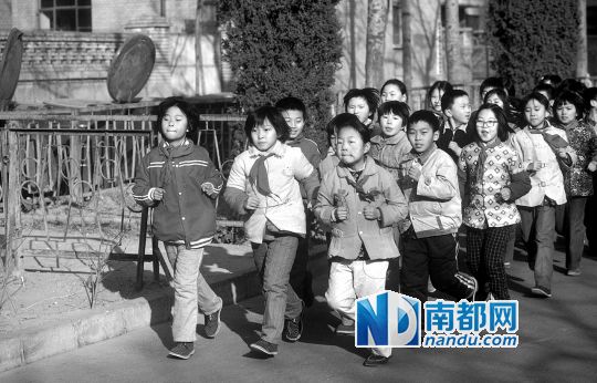 1986年，北京街头，一群在跑步的小学生。阎雷摄
