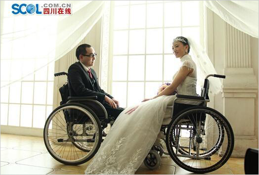 四川影楼为残疾夫妻拍摄坐轮椅婚纱照