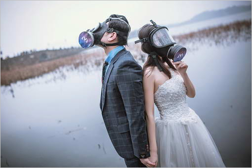 杭州新人戴防毒面具拍婚纱照