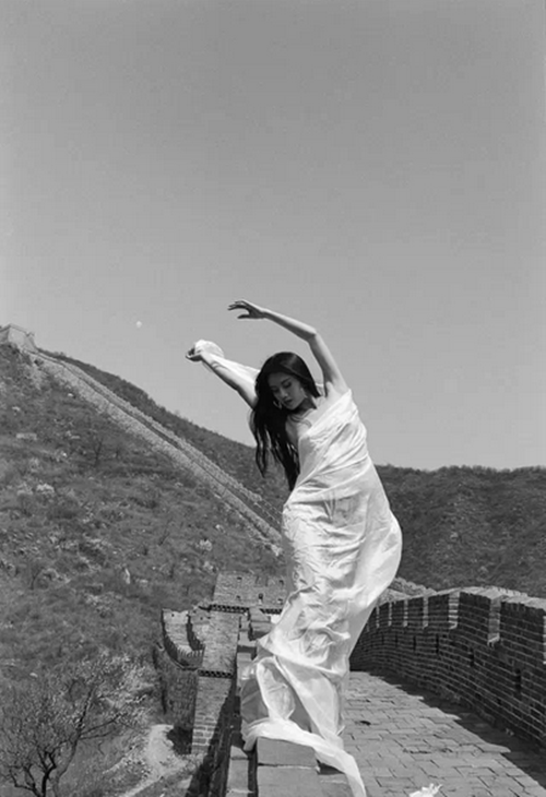 在慕田峪长城上跳舞的杨丽萍，1992年春天，北京