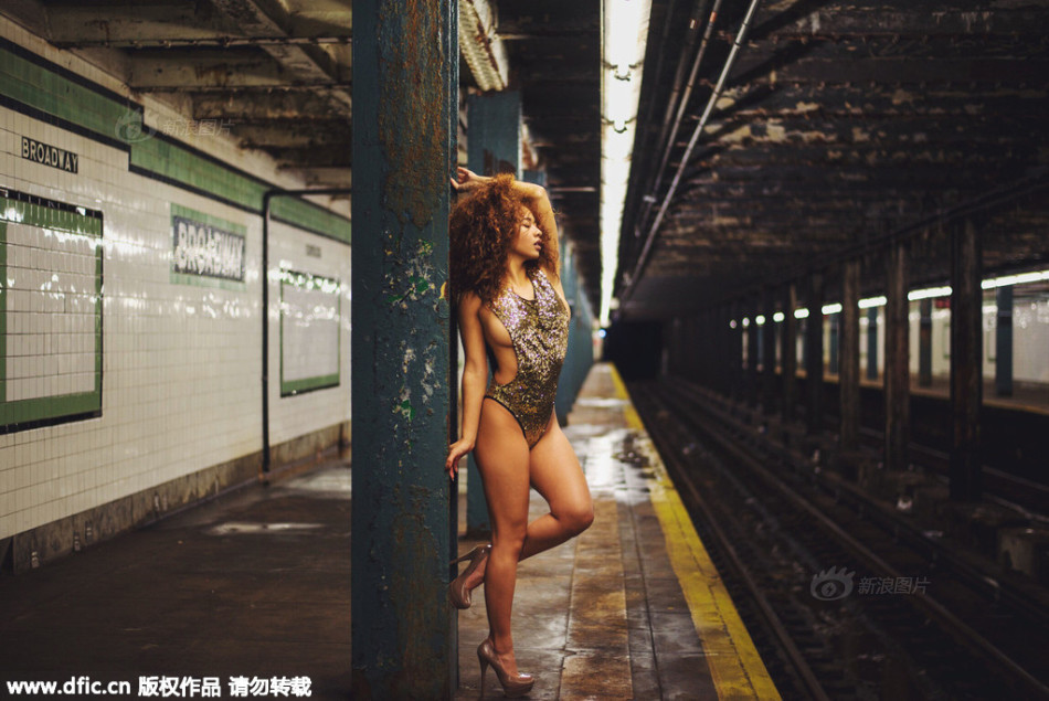 性感女模纽约地铁拍大片