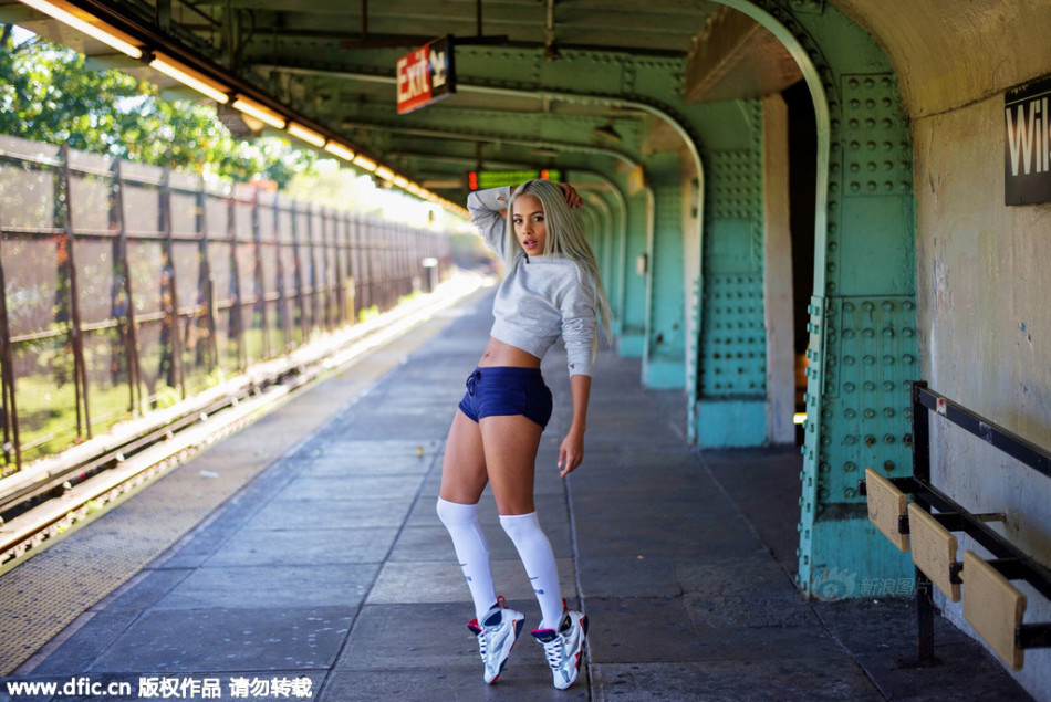 性感女模纽约地铁拍大片