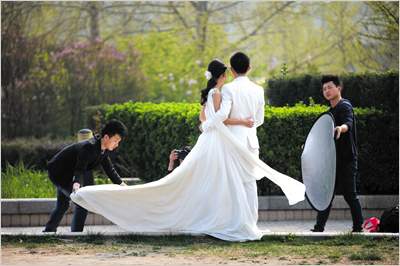 北京太庙“拍婚纱”收费 价格是门票400倍