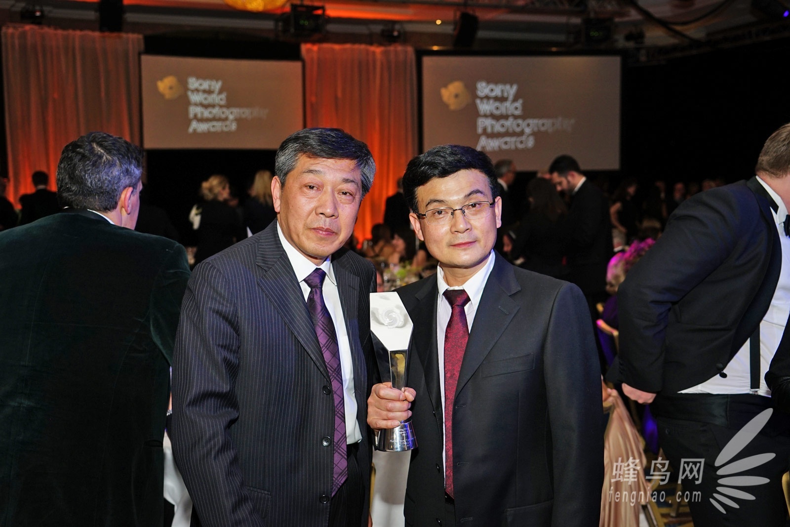 《中国摄影》杂志主编陈仲元（左）与中国摄影家李泛（右）合影