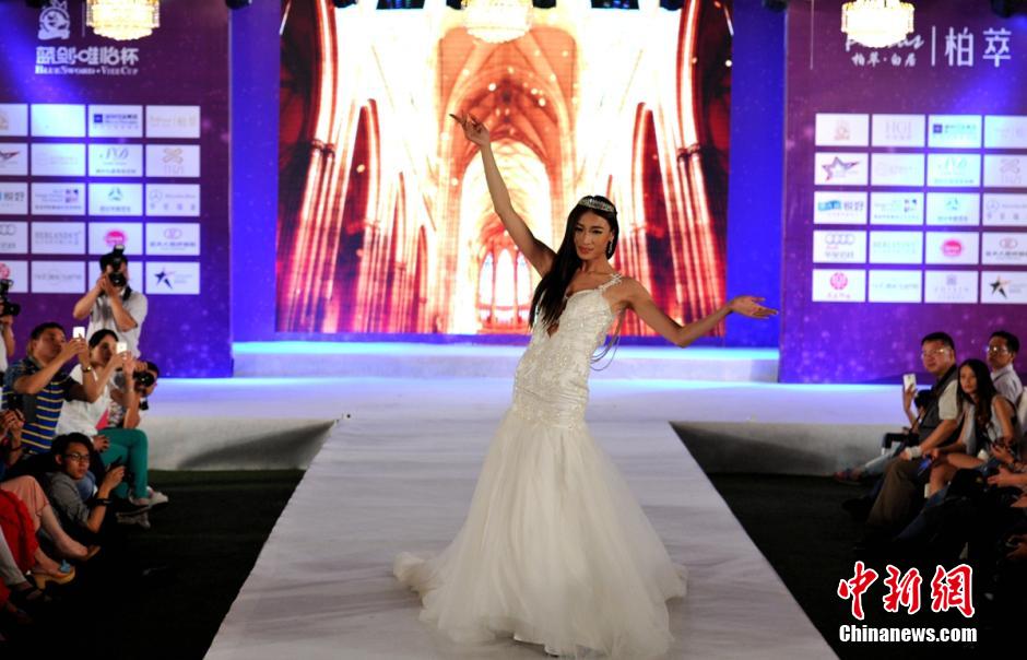 2015国际婚纱摄影节在四川举行 全球超模亮相