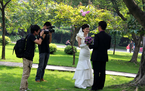 长春公园里拍婚纱照被制止