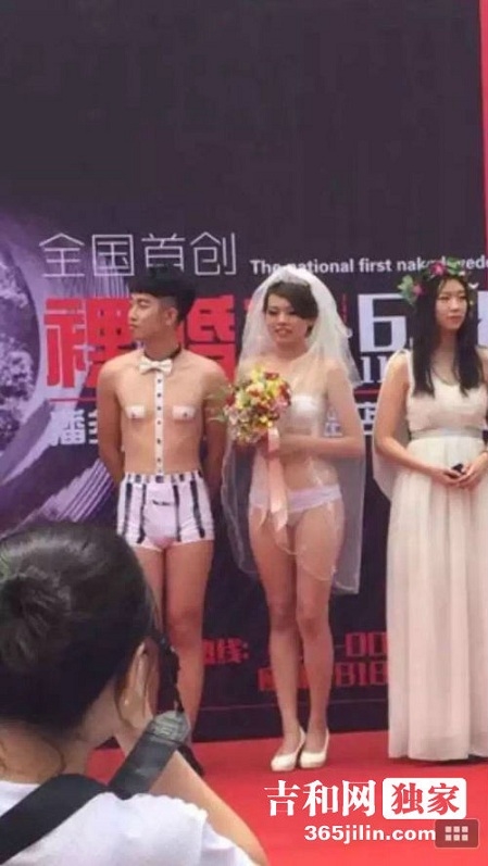 长春婚庆公司街头“裸婚秀” 男女仅穿内衣亮相