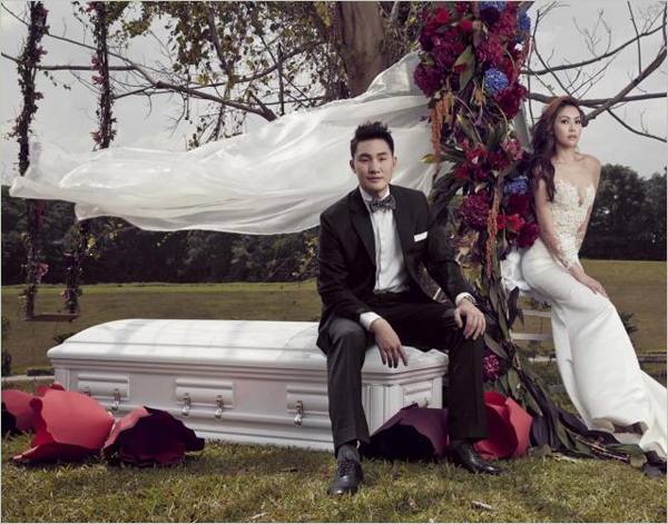 酷到没朋友 新加坡准夫妇拍棺材主题婚纱照