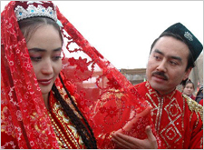 最新影楼资讯新闻-新疆开斋节后婚礼高峰 婚庆摄影师预约排到下月