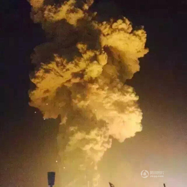 天津港昨夜爆炸已致400余人伤亡