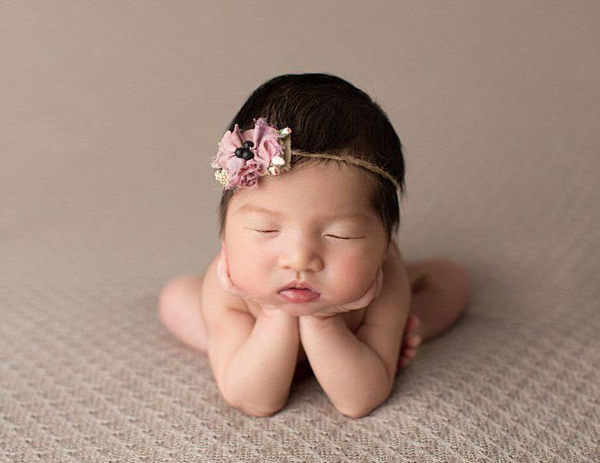 摄影师催眠新生儿拍熟睡照 萌态十足