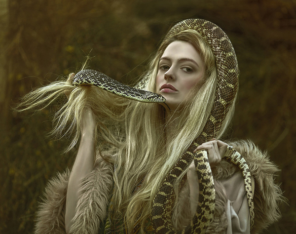 东欧摄影师：哥特风格的蛇与森女