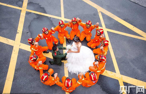 杭州95后消防战士拍“消防版”婚纱照