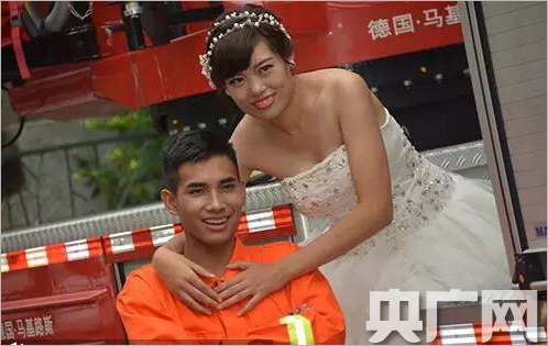 杭州95后消防战士拍“消防版”婚纱照