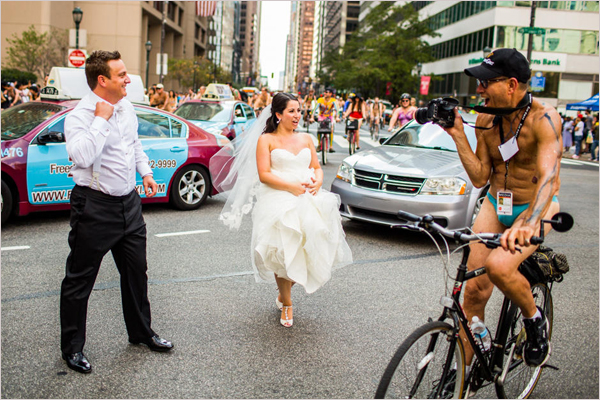 新婚夫妇拍婚纱照 3千人裸骑车队当背景