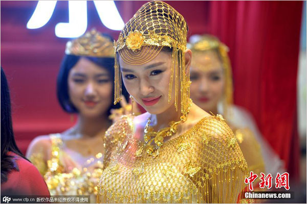 深圳举行珠宝展 模特展示近十公斤“黄金婚纱”