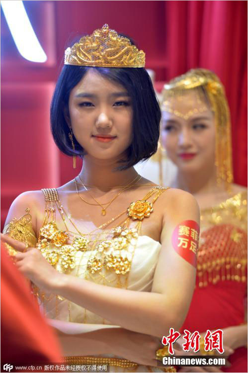 深圳举行珠宝展 模特展示近十公斤“黄金婚纱”