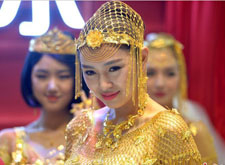 最新影楼资讯新闻-深圳举行珠宝展 模特展示近十公斤“黄金婚纱”