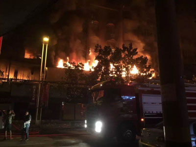 湖北广水薇薇新娘半夜突发大火，整个店被烧毁