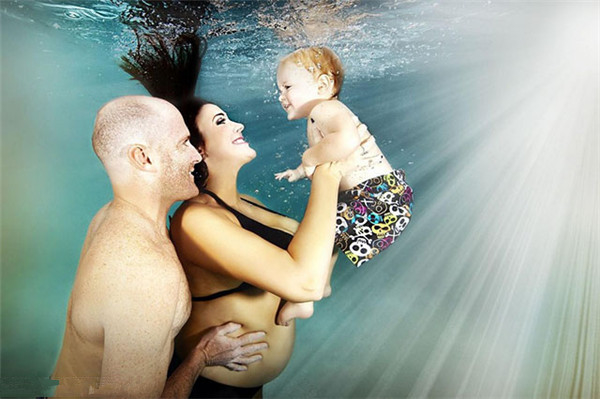 摄影师拍孕妇水下写真 宛如美人鱼