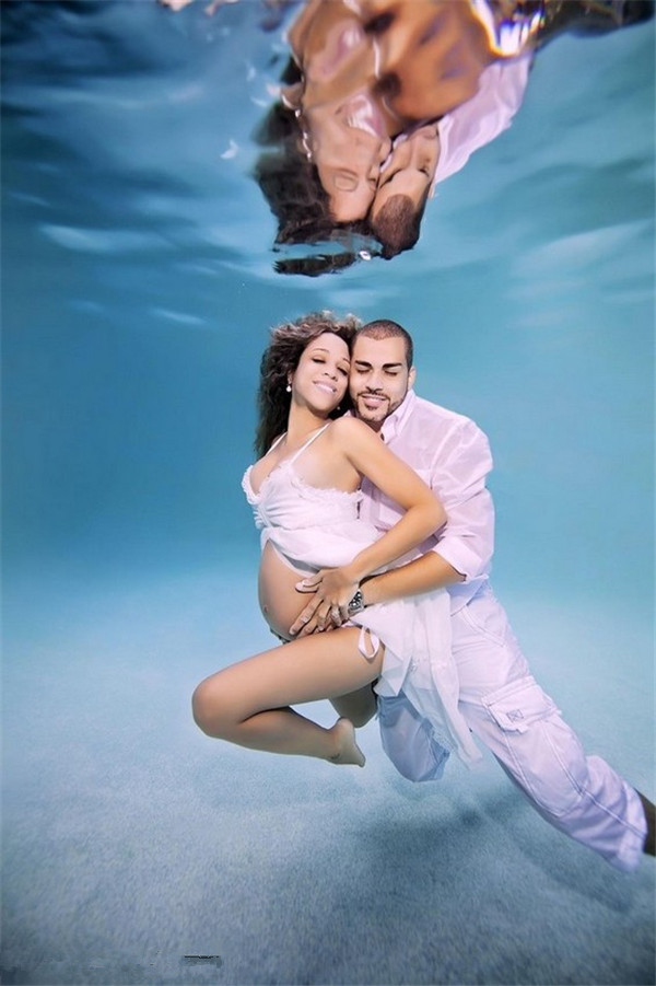 摄影师拍孕妇水下写真 宛如美人鱼