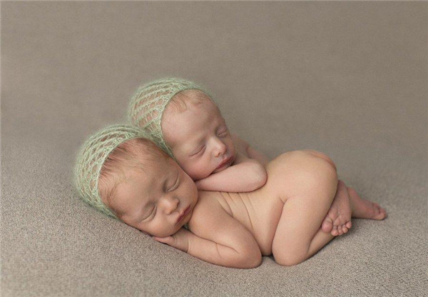 摄影师拍双胞胎新生儿熟睡照 萌翻众人