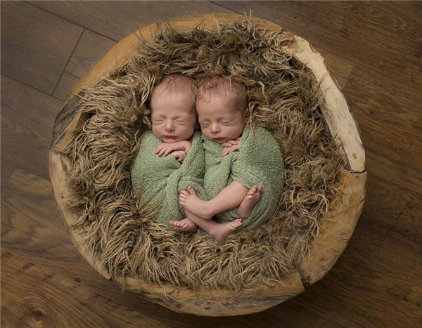 摄影师拍双胞胎新生儿熟睡照 萌翻众人