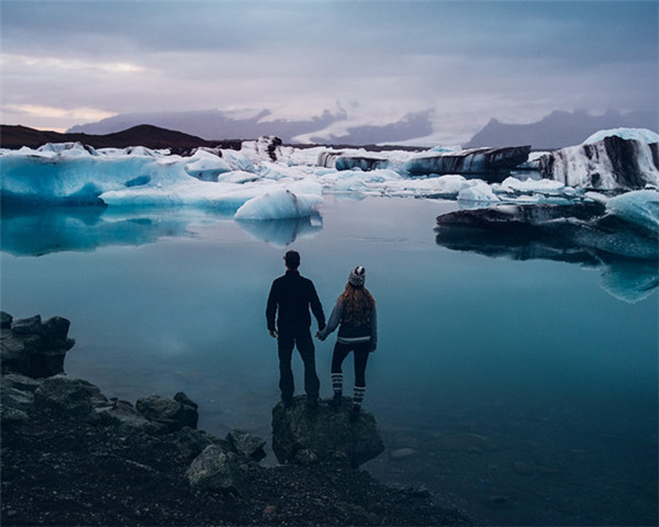 脱掉婚纱礼服 行走在冰岛的唯美旅拍蜜月照