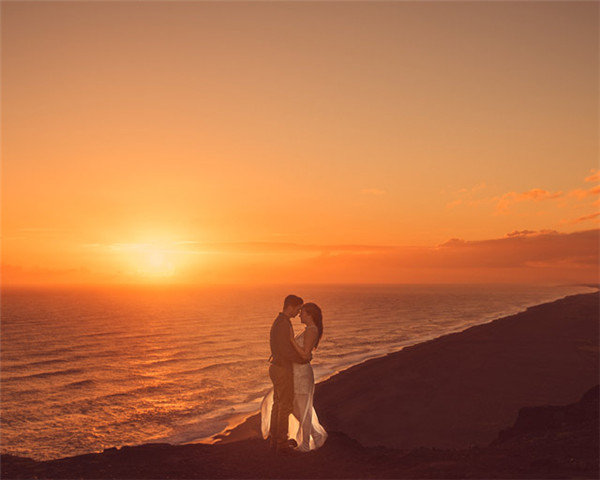 脱掉婚纱礼服 行走在冰岛的唯美旅拍蜜月照