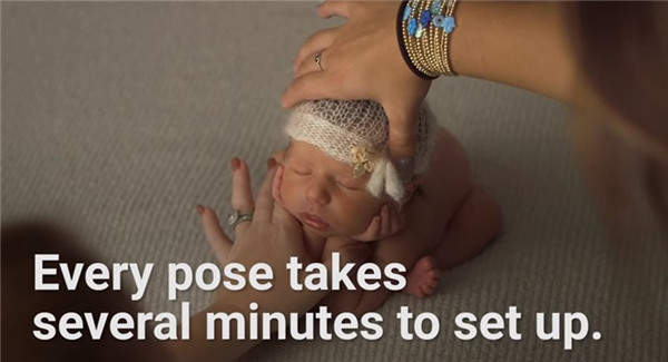 职业摄影师示范初生婴儿拍摄方式惹争议
