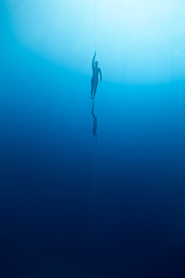 深海恐惧症慎入 摄影师拍摄人与深海惊人影像
