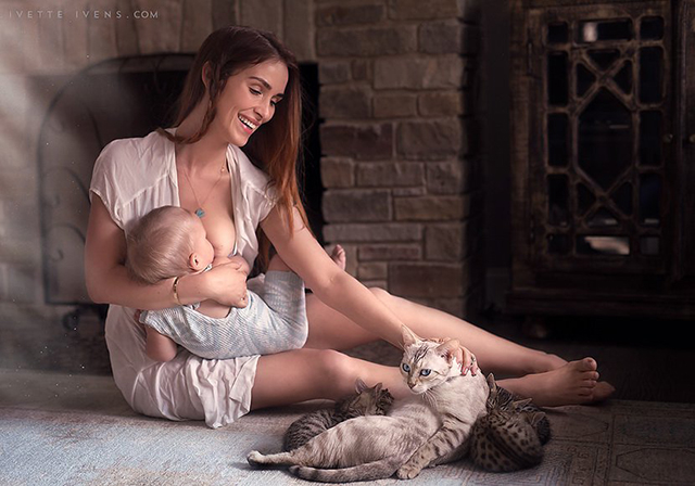 时尚纯朴的母乳喂哺照片
