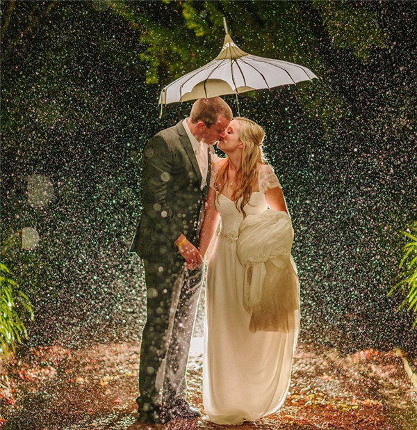摄影师分享雨中婚礼照 唯美别样浪漫