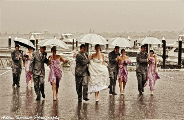 摄影师分享雨中婚礼照 唯美别样浪漫