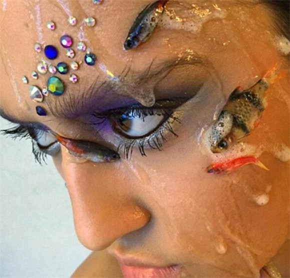 俄罗斯化妆师创“美人鱼妆” 脸上贴死鱼引争议