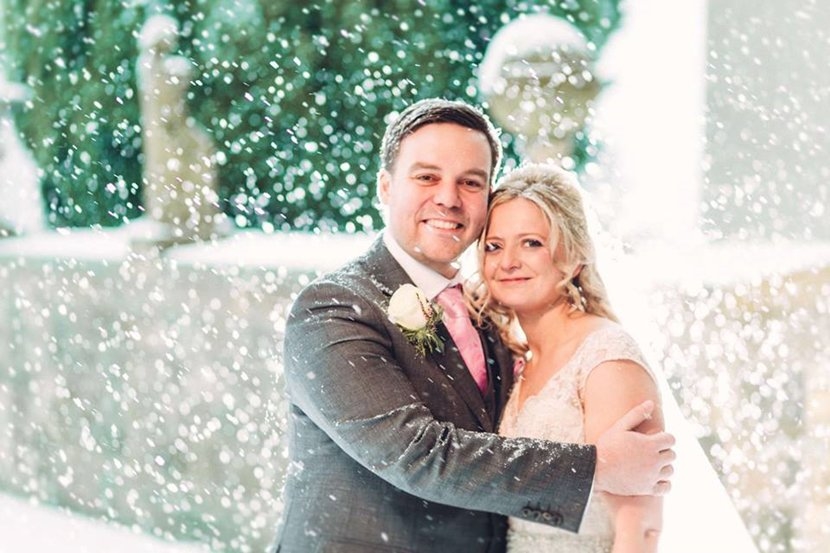 婚礼遭遇罕见大雪 摄影师将其变成最梦幻婚纱照