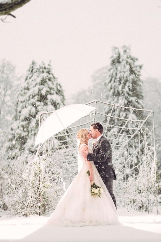 婚礼遭遇罕见大雪 摄影师将其变成最梦幻婚纱照