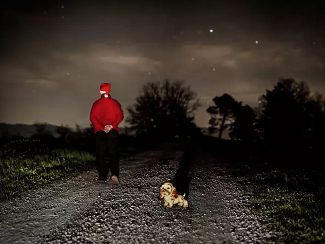 意大利摄影师跟拍圣诞老人日常，画风不要太孤独