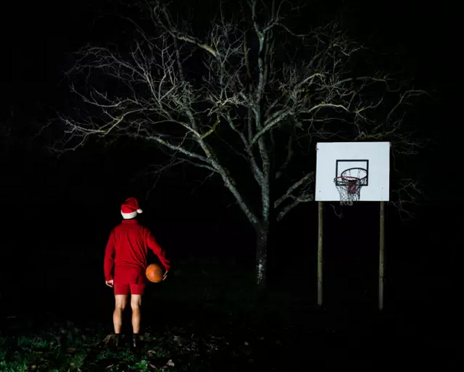 意大利摄影师跟拍圣诞老人日常，画风不要太孤独