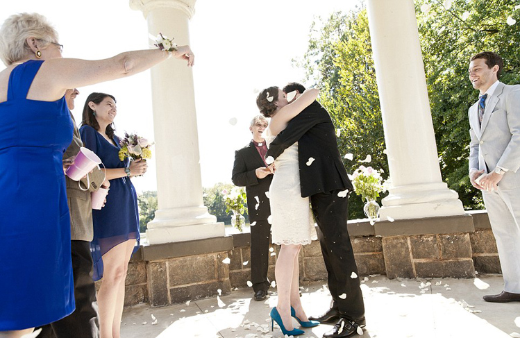 摄影师发布婚礼照片 情意绵绵感人至深