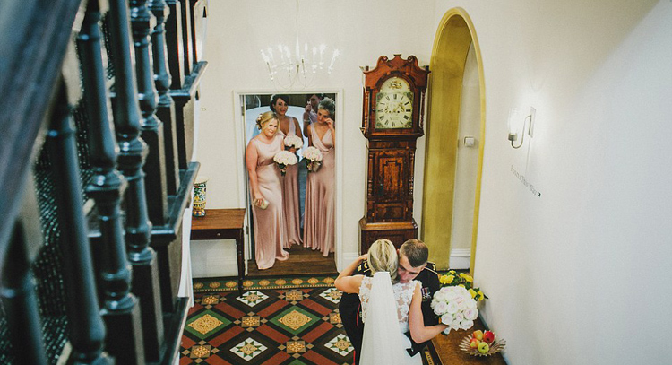 摄影师发布婚礼照片 情意绵绵感人至深