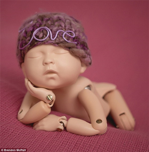 澳摄影师夫妇拍自制婴儿模型 获数百万***资金