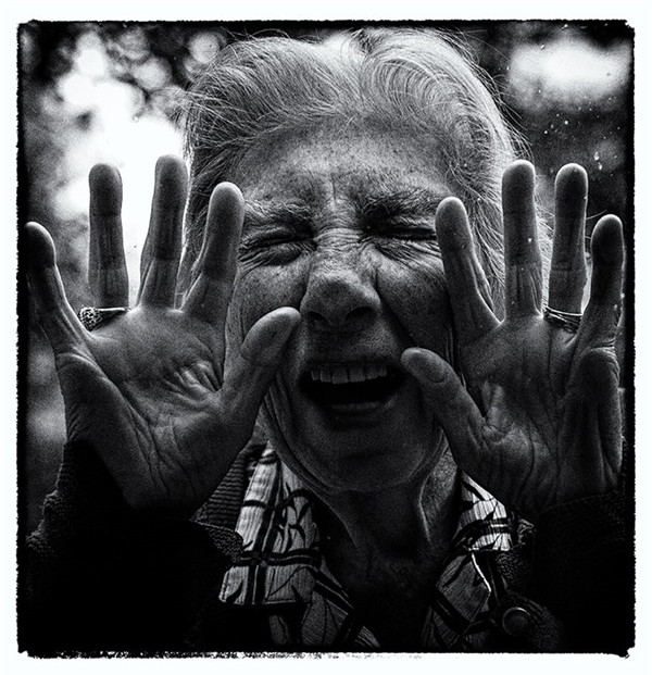 摄影师鼓励91岁妈妈参与作品创作 透过影像打动人心