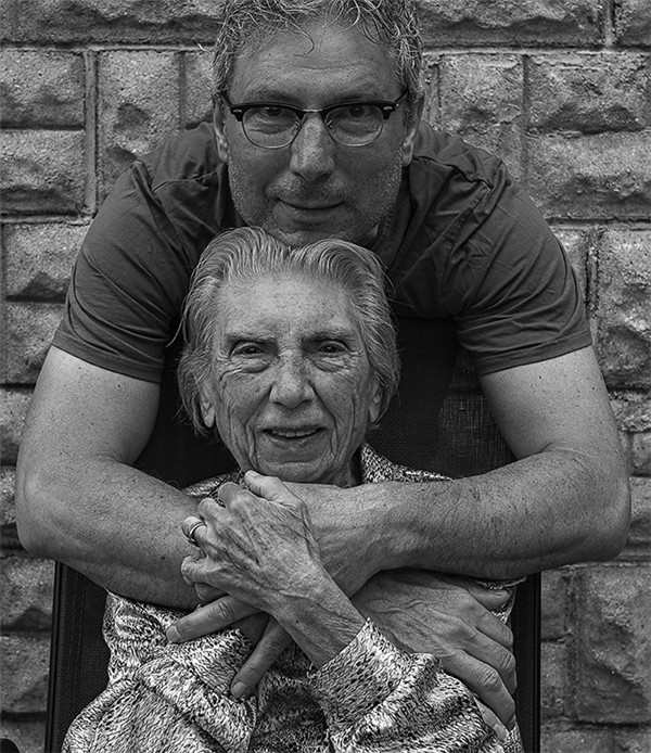 摄影师鼓励91岁妈妈参与作品创作 透过影像打动人心